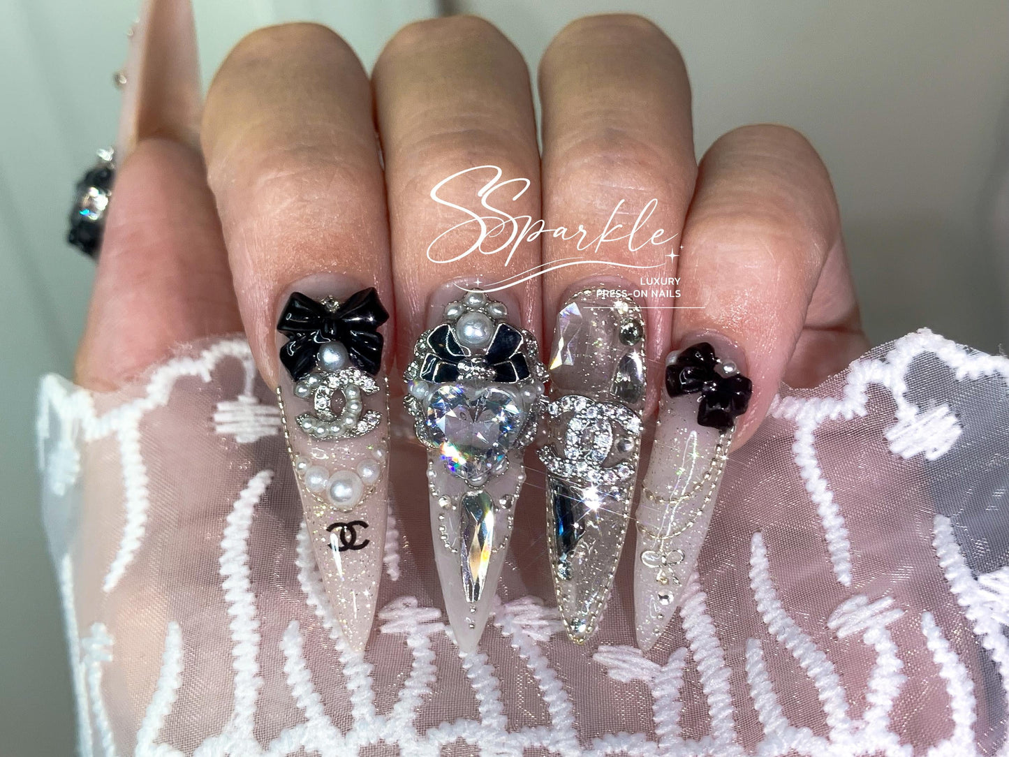 Elegant Noir Press-on Nails