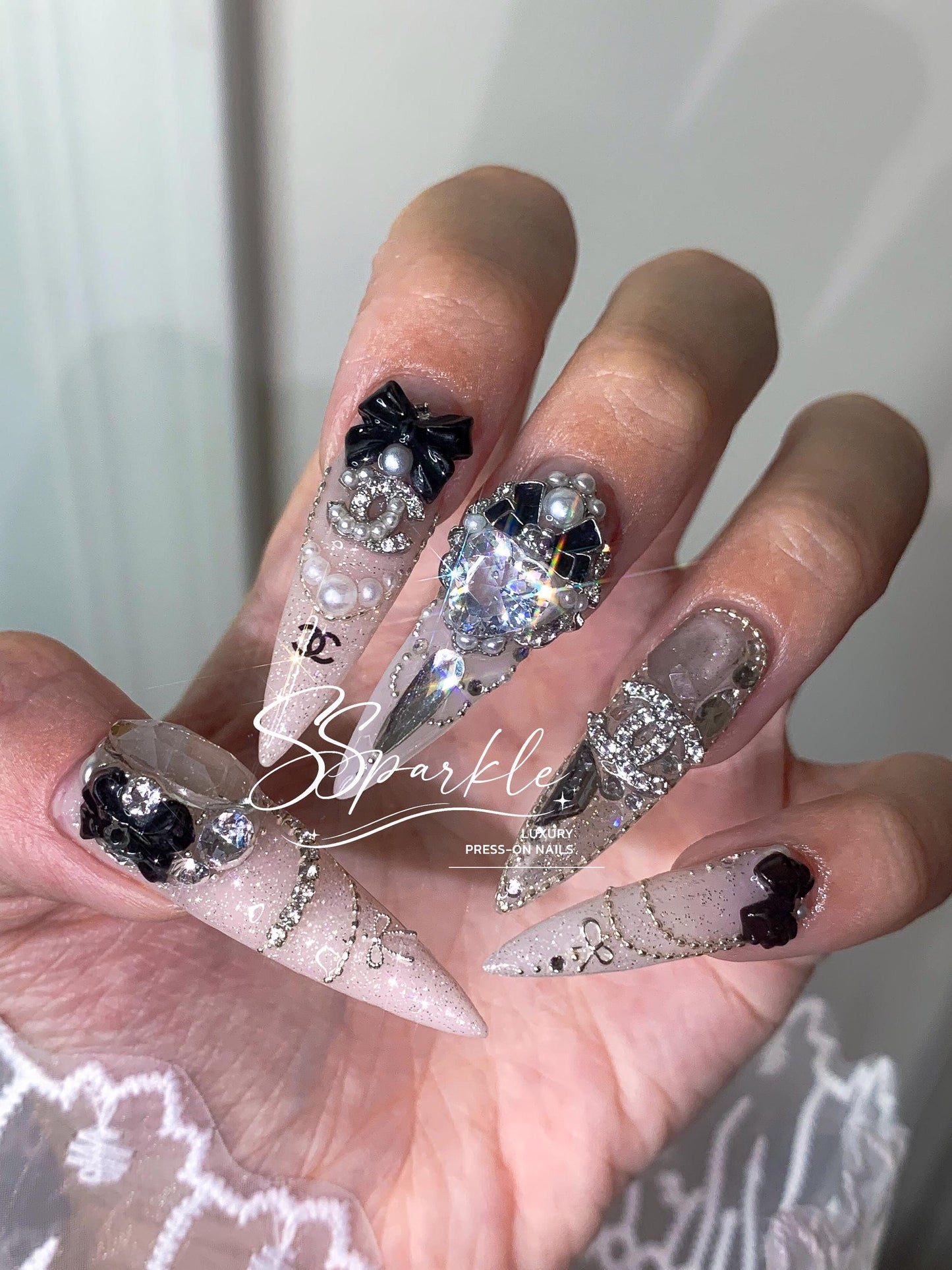 Elegant Noir Press-on Nails