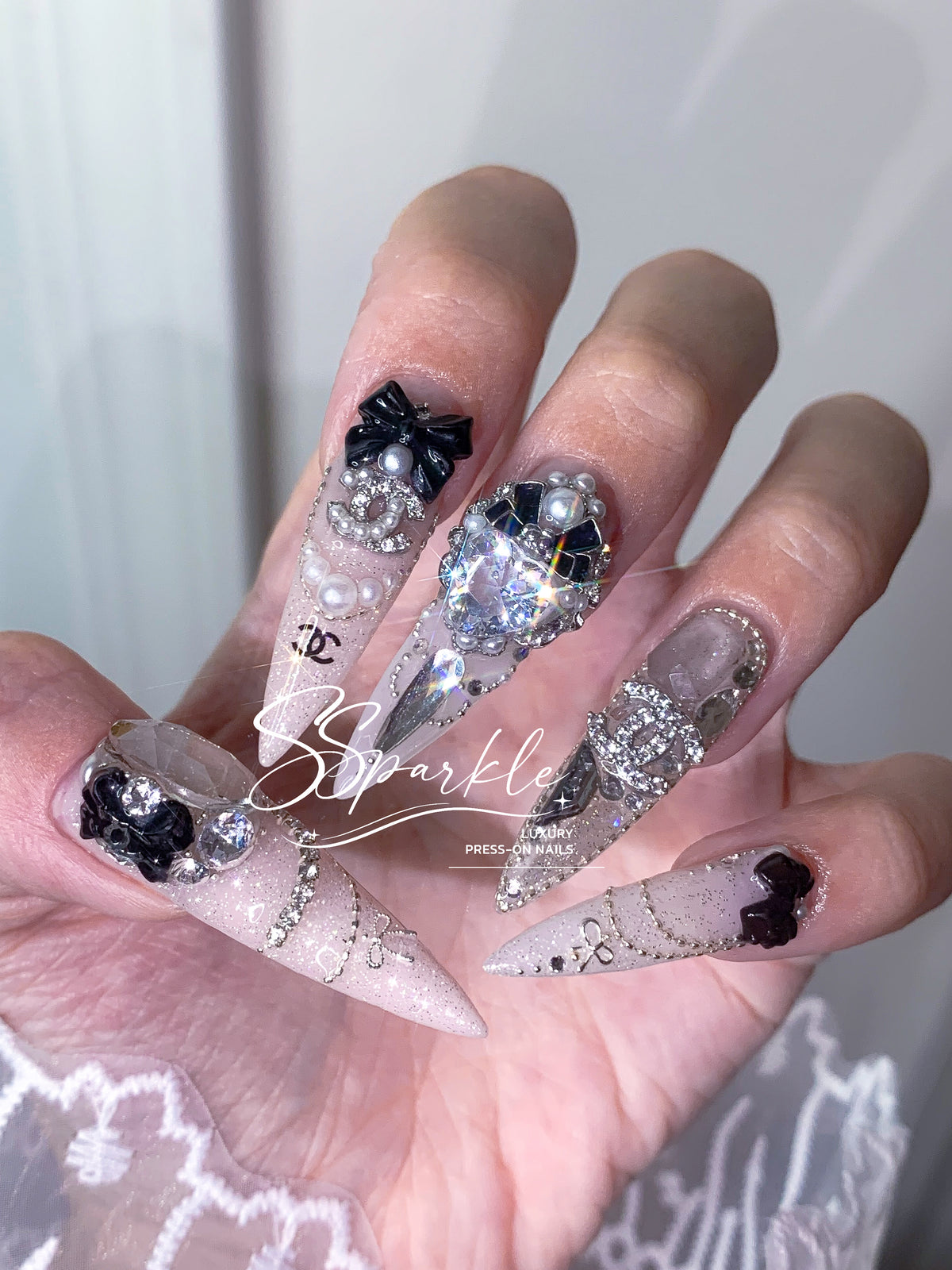 Elegant Noir Press-on Nails