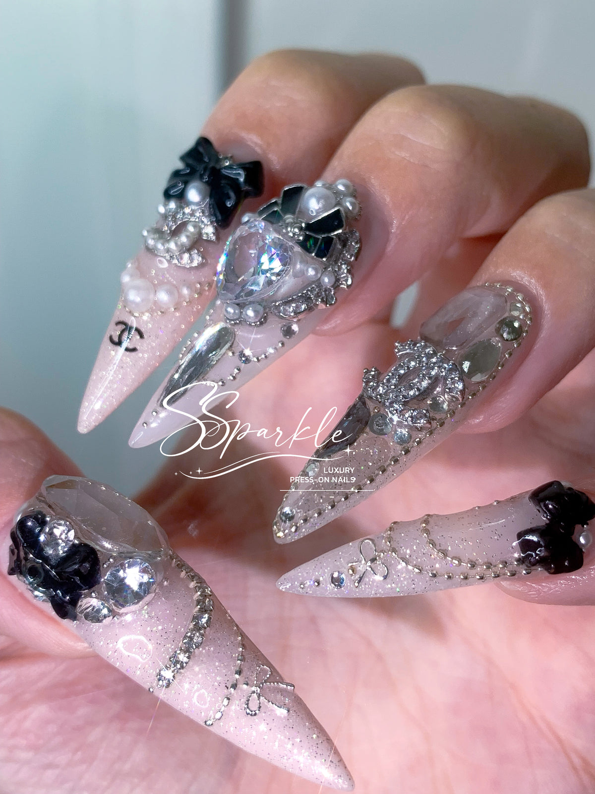 Elegant Noir Press-on Nails