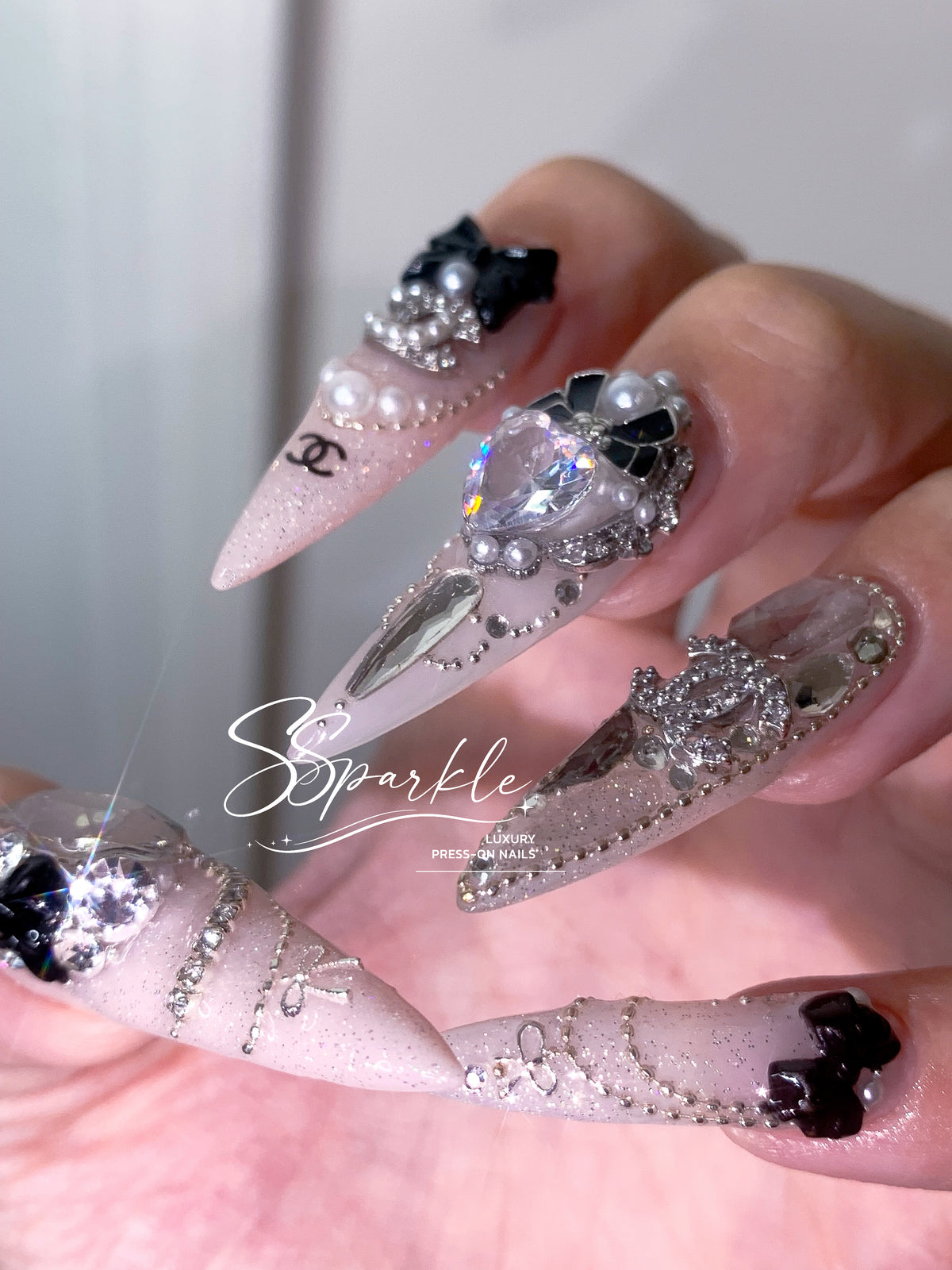 Elegant Noir Press-on Nails