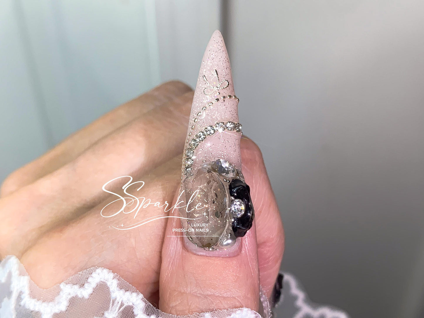 Elegant Noir Press-on Nails