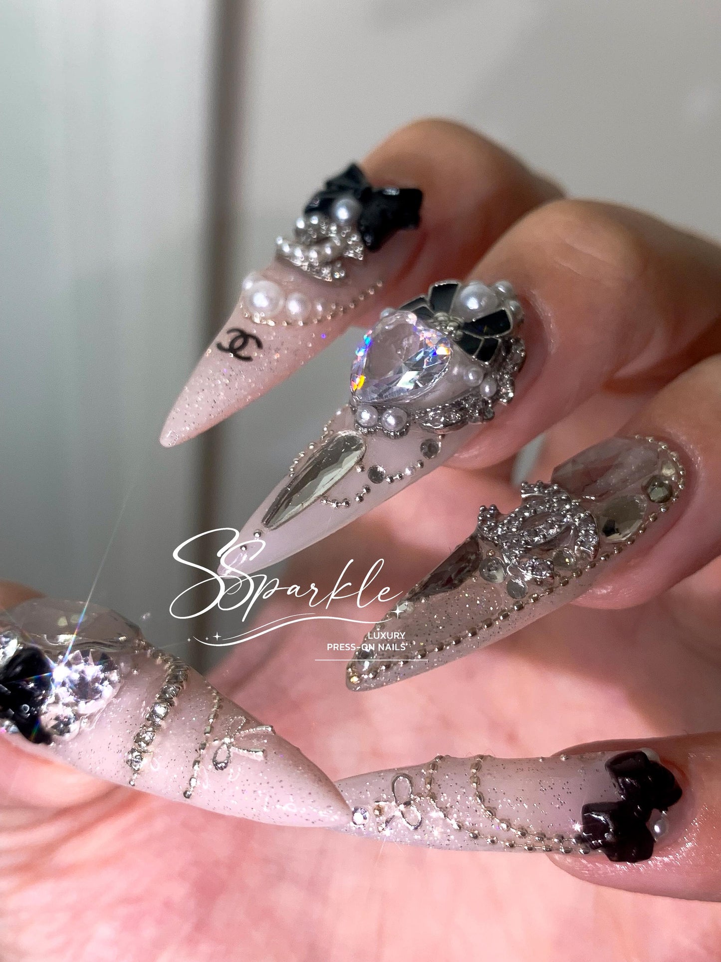 Elegant Noir Press-on Nails