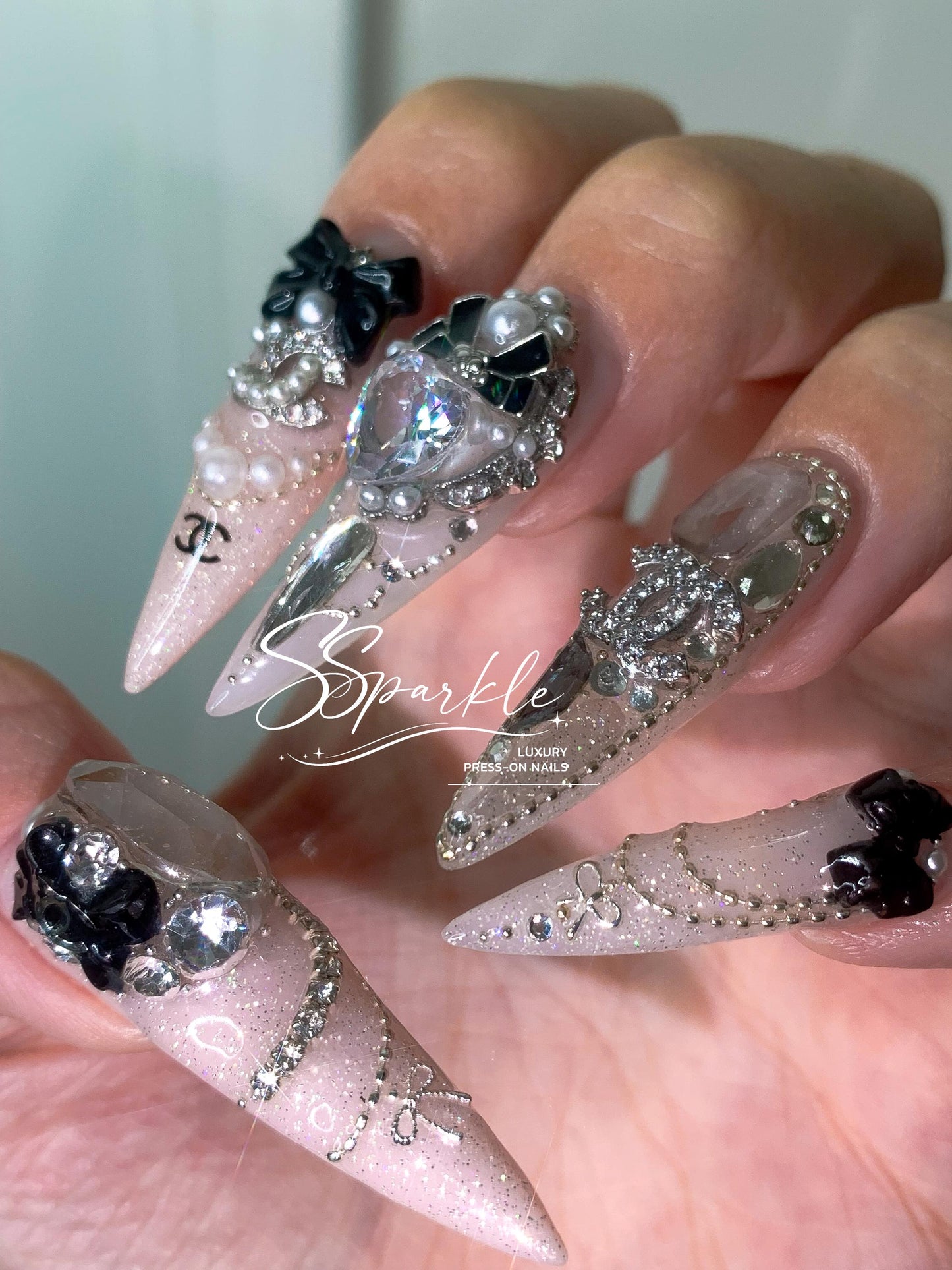 Elegant Noir Press-on Nails
