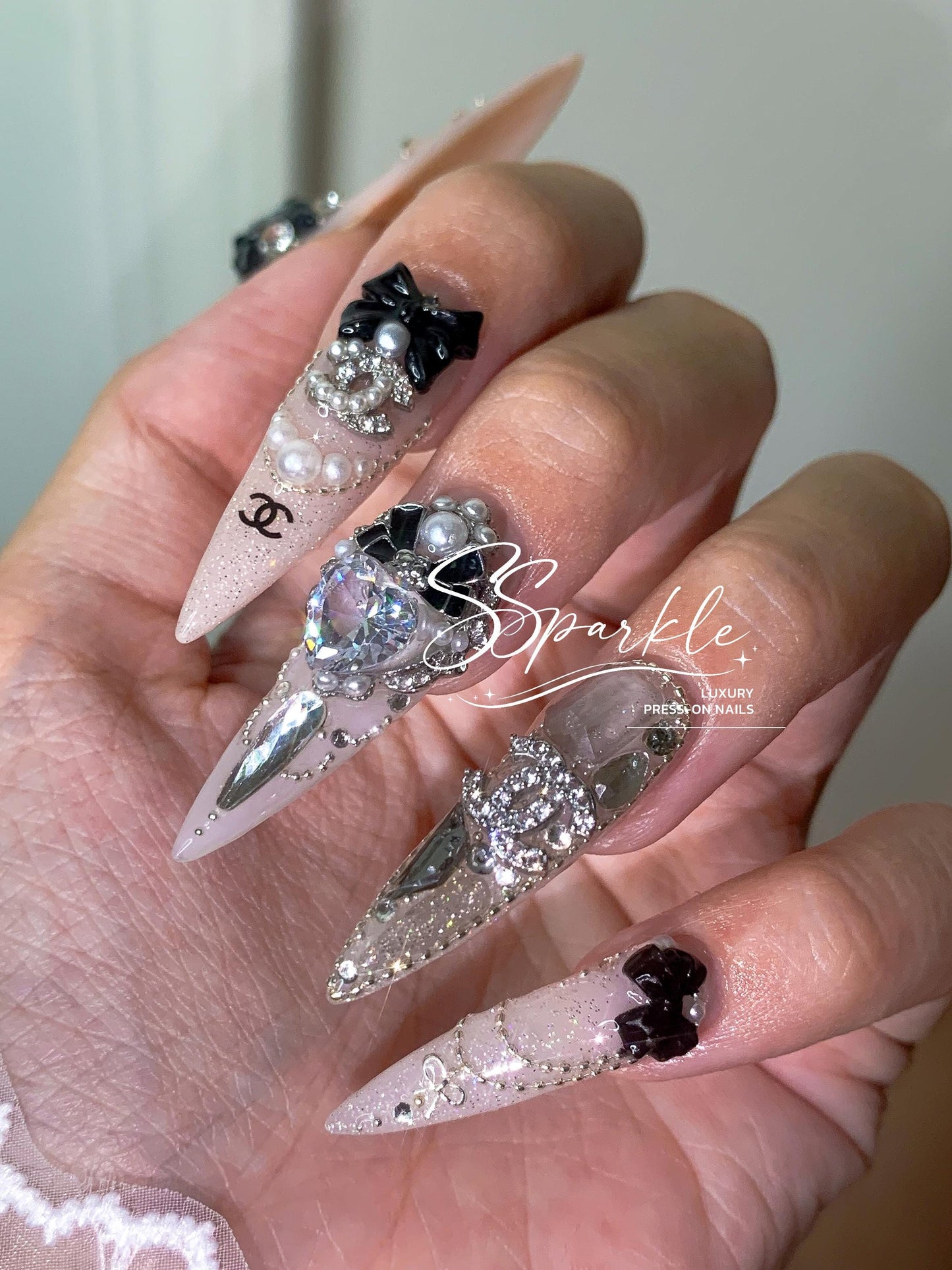 Elegant Noir Press-on Nails